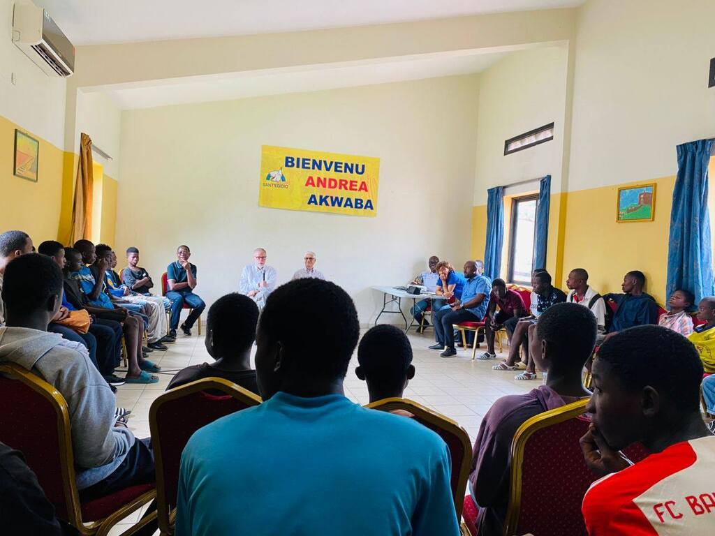 La visita di Andrea Riccardi in Costa d'Avorio comincia con l'incontro con i bambini di strada e i poveri senza dimora amici della Comunità